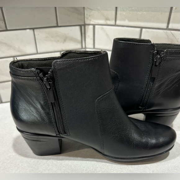 CLARKS Ankle Boots Womens Sz 6.5 M Black Leather 2.5” Heel Comfy EMSLIE MONET - Picture 7 of 10
